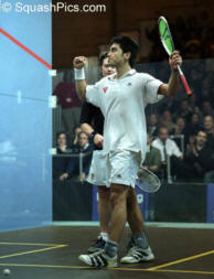 http://www.squashpics.com/toc2003/TOC12%20...and%20beats%20him%20in%204%203321.jpg