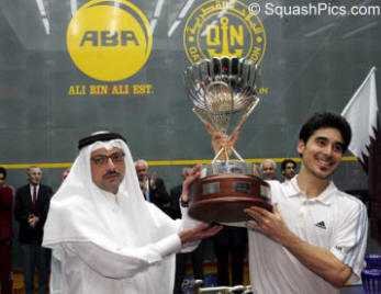 http://www.squashpics.com/bo2004/WO21NabilAlibinAli,PresidentoftheQatarSquashFederation,presentsthetrophytoadelightedLincouIQ5I3617.jpg