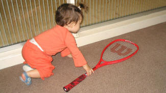 Jade s'amusant avec la raquette de Renan